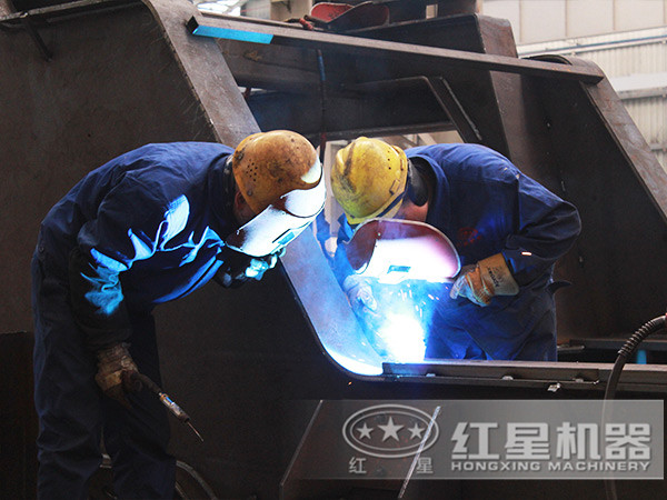 移動(dòng)顎式破碎機(jī)生產(chǎn)車間